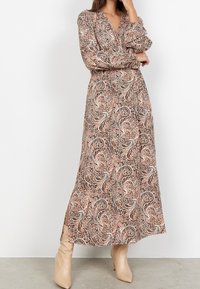 Robe longue et fluide au motif cachemire, présentant des nuances de rose, crème et noir. Fabriquée en tissu léger, avec un décolleté en V profond et des manches longues.