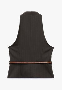 Gilet a righe grigio scuro con schiena alta, dotato di una cintura in finta pelle marrone in vita e una texture liscia.