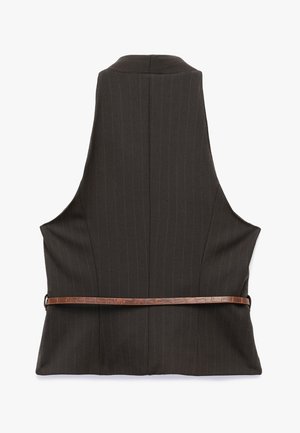Donkergrijs vest met fijne strepen en een hoge achterkant, voorzien van een bruine nep-lederen riem om de taille en een gladde textuur.