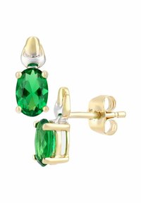 Pendientes de aro de oro con gemas verdes de corte ovalado, superficie facetada y acentos de metal suave. Acabado pulido con cierre seguro.