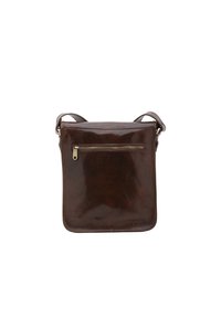 Borsa a tracolla in pelle marrone con una texture liscia, forma rettangolare e una tasca anteriore con zip. Tracolla regolabile per maggiore comodità.