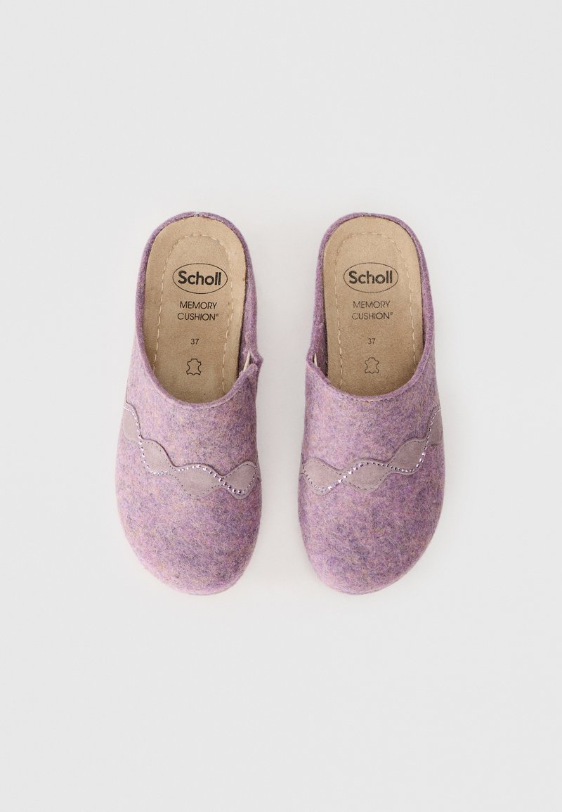 Lila Filz-Clogs mit abgerundeter Form, ausgestattet mit einem strukturierten, welligen Design und silbernen Akzenten sowie weichen Innensohlen, die mit "Memory Cushion" gekennzeichnet sind. Größe 37.
