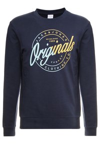 Mörkblå sweatshirt i bomull med rund halslinning och ribbade muddar. Har en stor tryckt logotyp i vitt, blått och gult.