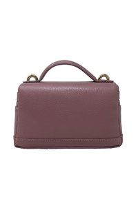 Prostokątna skórzana torebka w kolorze śliwkowym, wyposażona w uchwyt u góry oraz złote ozdobne elementy. Tekstura jest gładka z widocznym przeszyciem.