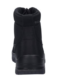 Czarne wodoodporne botki do kostki z teksturowanym wierzchem z tkaniny, gumową podeszwą i wyściełanym kołnierzem. Posiadają zamek błyskawiczny i wzmocnione szwy.
