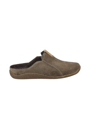 Chaussure à enfiler en suede marron avec une semelle texturée, présentant un design cousu et un petit accent en cuir près de l'ouverture.