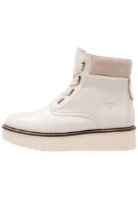 Białe skórzane botki do kostki z zamszowym akcentem, okrągły czubek, podniesiona platforma z fakturą oraz sześć oczek na sznurowadła. Subtelny detal z logo.