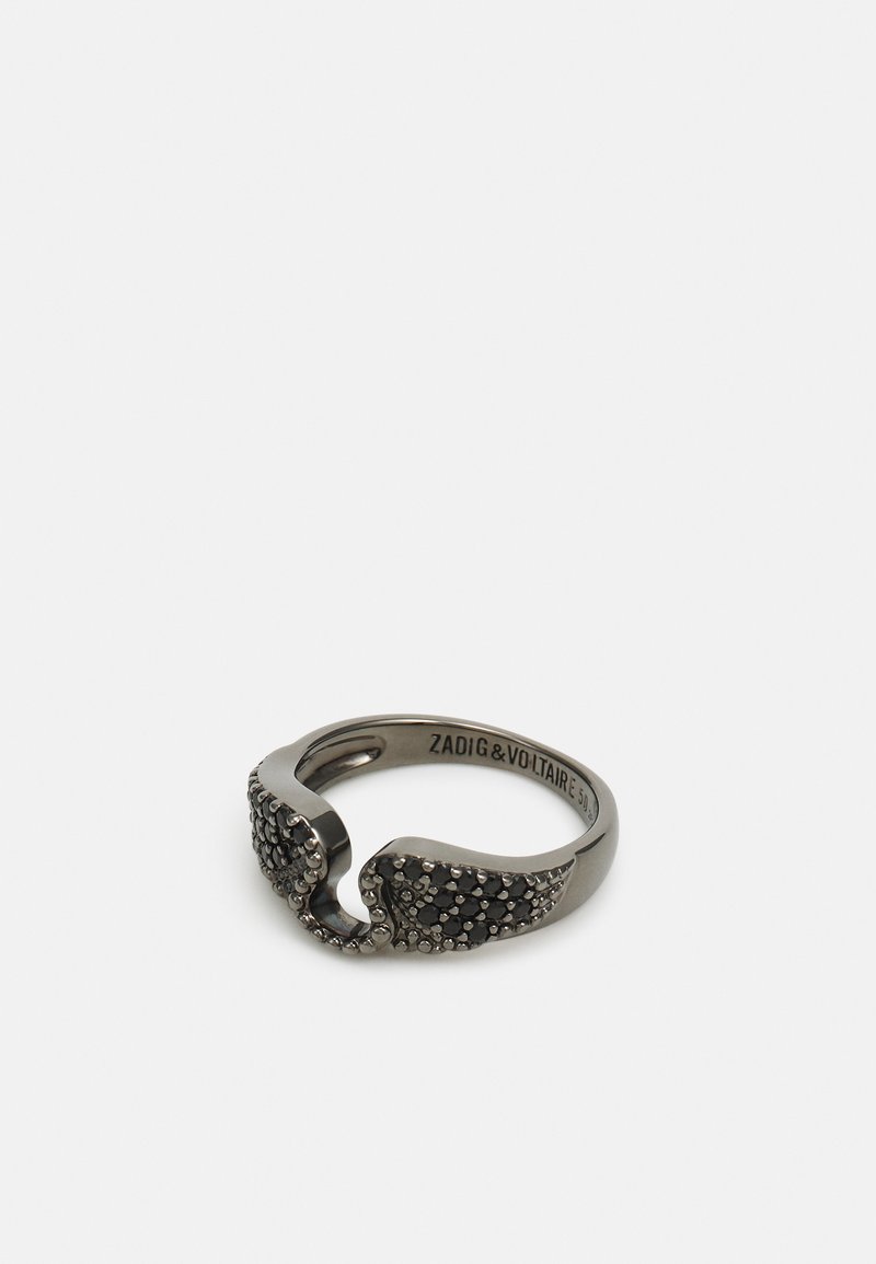 Bague en métal de ton sombre dotée d'un design ondulé et d'une surface texturée ornée de petites pierres noires éparpillées. Marquée du nom de la marque à l'intérieur.