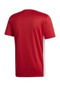 Camiseta deportiva roja con un diseño liso, mangas cortas, cuello redondo y paneles laterales blancos, hecha de una tela suave y ligera.