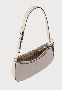 Szara syntetyczna torebka o zaokrąglonym kształcie, ze złotymi okuciami i odpinanym paskiem. Posiada zapinaną na zamek komorę oraz detal z logo.