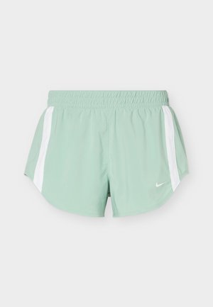 Hellgrüne Sportshorts mit weißen Seitenstreifen und elastischem Bund, vorne mit kleinem weißem Nike-Logo.