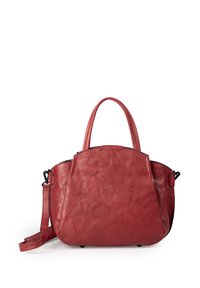Borsa a mano in pelle rossa con una forma arrotondata e angolare, manici superiori e tracolla regolabile. Texture liscia con hardware minimale.