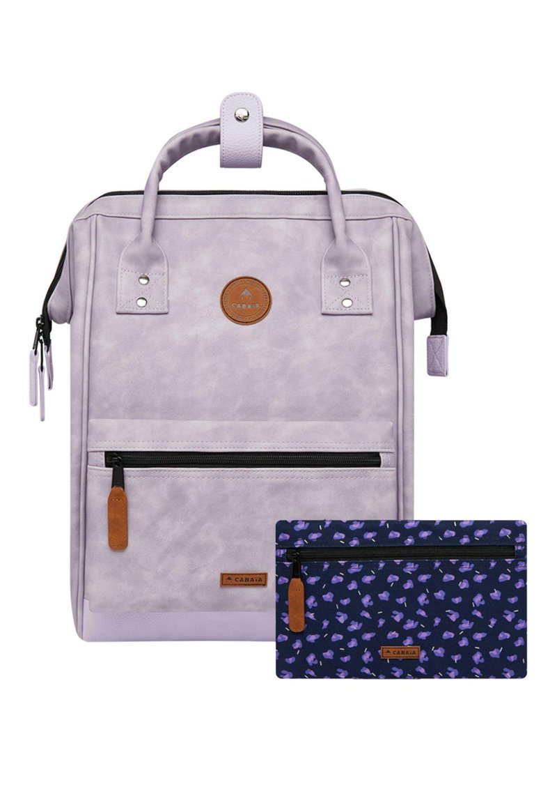 Mochila sintética de color lila claro con dos asas superiores, un bolsillo frontal con cremallera y un estuche extraíble en azul marino con un patrón floral y cierre de cremallera.