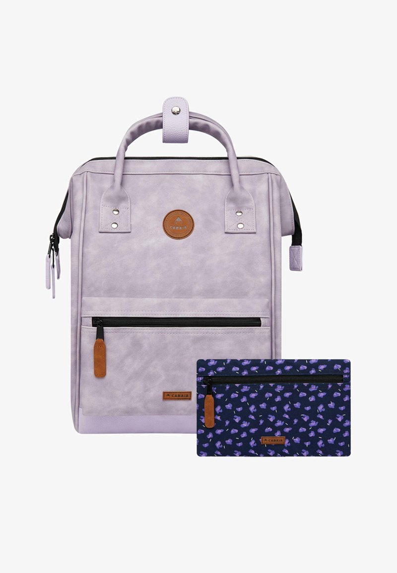 Mochila sintética de color lila claro con dos asas superiores, un bolsillo frontal con cremallera y un estuche extraíble en azul marino con un patrón floral y cierre de cremallera.