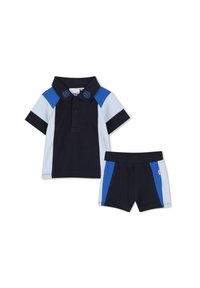 Polo blu navy con dettagli azzurri e blu royal, maniche corte e pantaloni corti abbinati con un design a blocchi di colore simile.