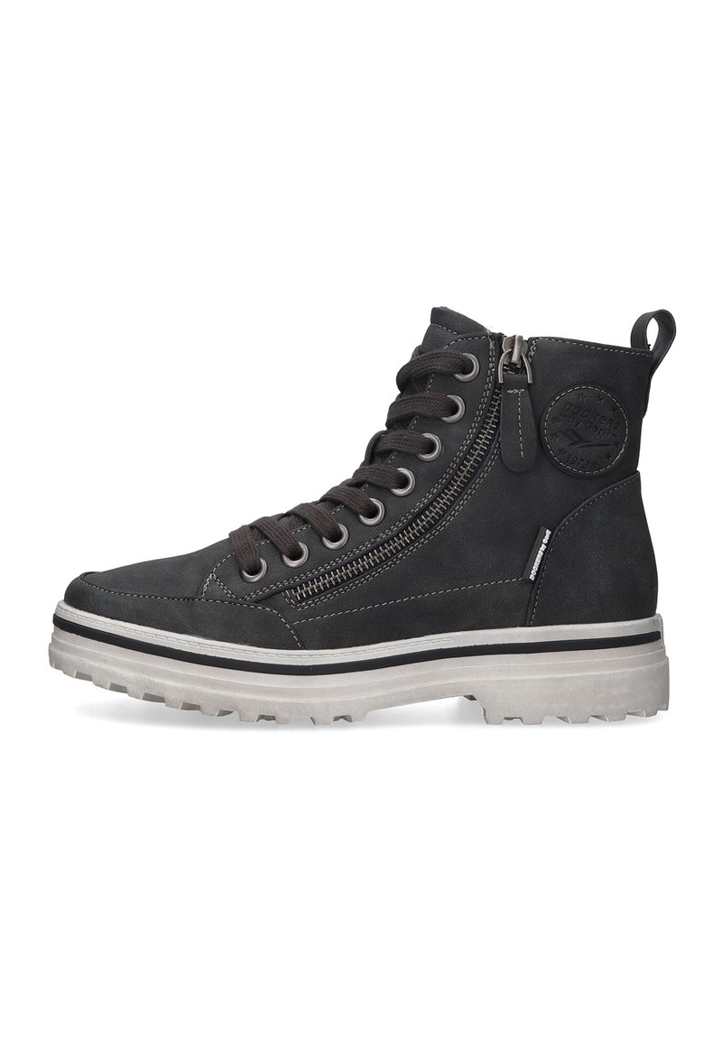Schwarze Wildleder-Hochschaftstiefel mit Schnürsenkeln und seitlichem Reißverschluss, ausgestattet mit einer robusten grauen Sohle mit Profil und Logodetail an der Seite.