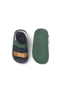 Σανδάλια σε ναυτικό μπλε και πράσινο με ρυθμιζόμενους ιμάντες· υφή στη σόλα· κατασκευή από καουτσούκ· δύο ιμάντες σε πράσινο και καφέ· ελαφρύ σχέδιο.