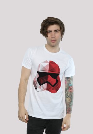 Hvit kortermet t-skjorte med et geometrisk rødt og svart Stormtrooper-hjelmdesign. Materialet ser mykt og uformelt ut.