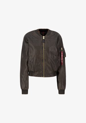 Skrajšana bomberska jakna iz rjavega usnja. Ima sprednji zadrgo, rebraste manšete ter žep na rokavu z zadrgo in rdečo oznako.