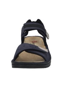 Marineblaue Sandale mit verstellbaren Klettverschlüssen, offenem Zehendesign, weichem Wildledersohle und strapazierfähiger Gummisohle.