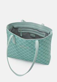 Valentino tote-väska i ljus teal med ett geometriskt präglat mönster, med dubbla handtag, en grå insida och en ficka med dragkedja.