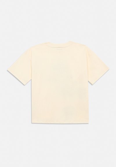 T-shirt de manga curta na cor creme mostrado de costas sobre um fundo branco simples.