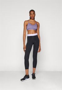 Nike Performance INDY BRA - Neliela atbalsta sporta krūšturis - daybreak