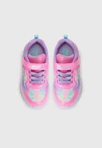 Zapatillas infantiles en tonos rosa y morado con un acabado brillante, patrones de corazones, cordones elásticos y una banda de Velcro para facilitar su uso.