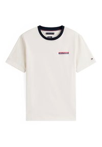 T-shirt a maniche corte color crema con collo rotondo blu navy. Presenta una toppa con il logo “HILFIGER” in rosso e blu sul petto. Materiale in cotone, design semplice.