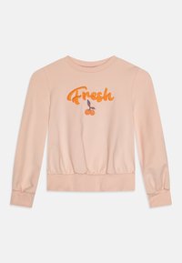 Lys rosa genser med ribbestrikket midje og mansjetter. Har brodert tekst "Fresh" og kirsebær i oransje og lilla.