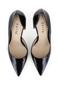 Escarpins en cuir verni noir avec un bout pointu. Côtés ouverts avec une semelle intérieure beige clair portant le nom de la marque "EVITA." Texture lisse.
