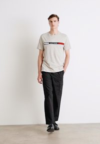 Tommy Hilfiger CHEST INSERT TEE - T-Shirt print - heathered pebble