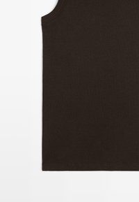 Mouwloos geribbeld tanktop in donkerbruine stof, plat gelegd tegen een witte achtergrond.