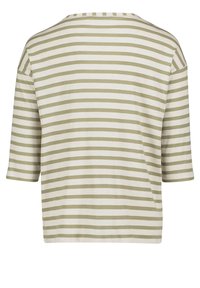 Randig t-shirt i krämfärgad och olivgrön, korta ärmar, rund halsringning, avslappnad passform, mjuk textur, har horisontella ränder.