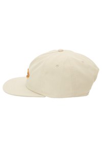 Gorra de béisbol beige con visera plana, diseño estructurado y acento naranja en la parte frontal. Hecha de tela suave con ventosas cosidas.