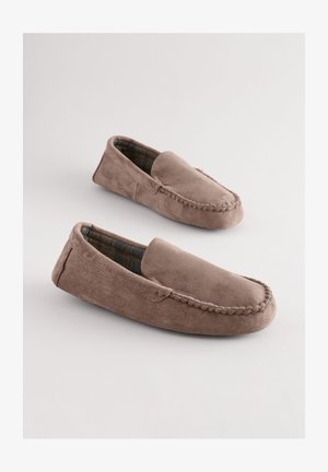Braune Mokassins aus Wildleder mit weicher Textur, Schlupfdesign, Nahtdetails entlang der Kanten und kariertem Stofffutter.