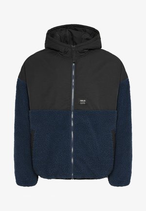 Μπουφάν με κουκούλα που διαθέτει μαύρο, λείο εξωτερικό στρώμα και υφή από μπλε φλις στην κάτω πλευρά, με μπροστινό φερμουάρ και πλαϊνές τσέπες.