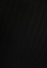 Tessuto nero con righe verticali, caratterizzato da una superficie liscia e un motivo uniforme in tutto il tessuto. Nessun hardware o dettagli visibili.