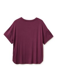 Krátký rukáv, tmavě burgundské tričko s kulatým výstřihem, jemnou texturou a volným střihem. Rovný lem v pase, žádné vzory ani akcenty.