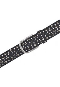 Cinture in pelle nera con borchie argentate e design perforato, dotata di una fibbia in metallo argentato e di un anello per regolare la misura.