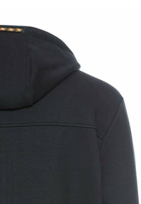 Schwarzer Hoodie mit einer strukturierten Kapuze und subtilen Nähdetails, versehen mit einem Akzentriemen in einem kontrastierenden Muster auf der Rückseite.