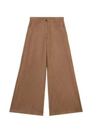 Pantaloni a gamba larga marroni con bottone frontale, passanti per cintura e tasche laterali, adagiati su uno sfondo bianco.
