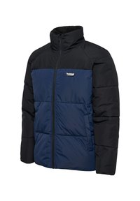 Marinblå och svart vadderad jacka med hög krage, framdragkedja och logodetalj. Har en kviltad textur och två sidofickor.