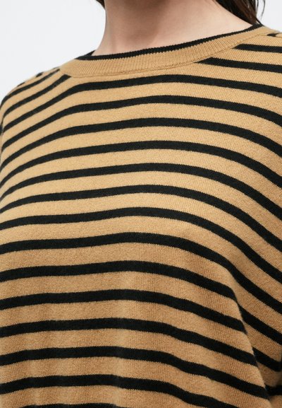 Ριγέ πουλόβερ από απαλό, πλεκτό ύφασμα· διαθέτει οριζόντιες μαύρες και μουσταρδί ρίγες, φαρδύ ντεκολτέ και υφή με ανάγλυφη επιφάνεια.