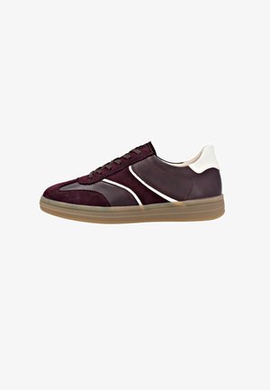 Sneaker in suede e pelle marrone con accenti bianchi, lacci neri e suola in gomma naturale. Presenta una punta arrotondata e un design elegante.