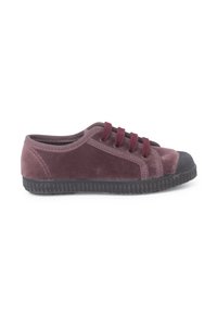Scarpa di tela bordeaux con punta arrotondata, suola in gomma nera e quattro lacci coordinati. Superficie testurizzata e punta rinforzata per una maggiore durata.