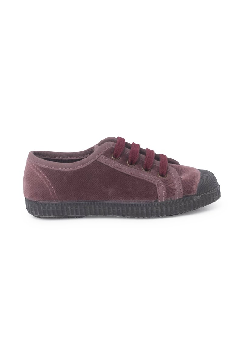 Scarpa di tela bordeaux con punta arrotondata, suola in gomma nera e quattro lacci coordinati. Superficie testurizzata e punta rinforzata per una maggiore durata.