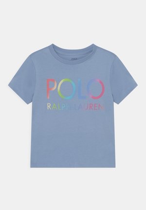 Lichtblauw T-shirt met korte mouwen en meerkleurige tekst "POLO RALPH LAUREN" op de voorkant gedrukt.