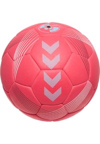 Rosa handboll med en slät yta, prydd med vita linjer och chevronmönster. Rundad form, designad för grepp och hållbarhet.