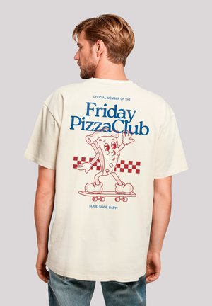 Cremefarbiges T-Shirt mit einem verspielten Pizzastück-Graphic auf der Rückseite. Der Text lautet "Freitag PizzaClub" mit karierten Akzenten.